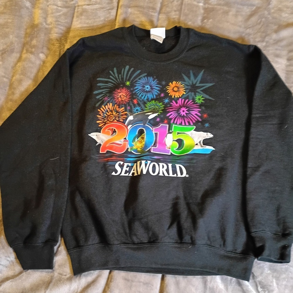 SeaWorld 2015 Graphic Sweatshirt Mens Medium Black Fireworks Orca Dolphin Fleece